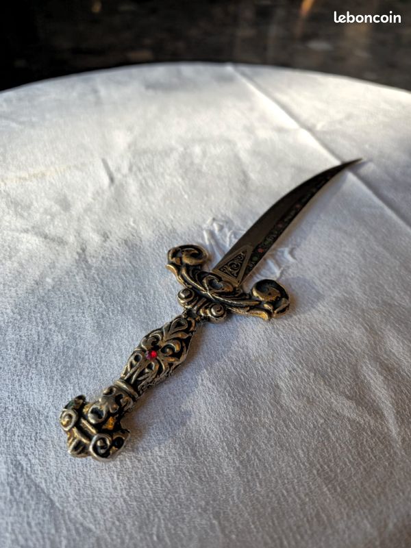 Ancien ouvre-lettre / coupe-papier en forme de dague vintage (image 1)