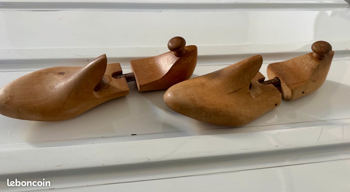 Paire D'embauchoirs Anciens En Forme De Chaussure En Bois - HDN