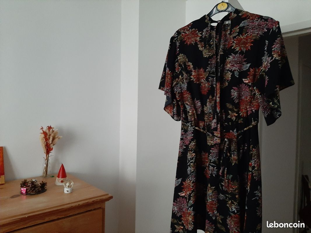 Robe fleurie manches papillon col montant (image 4)