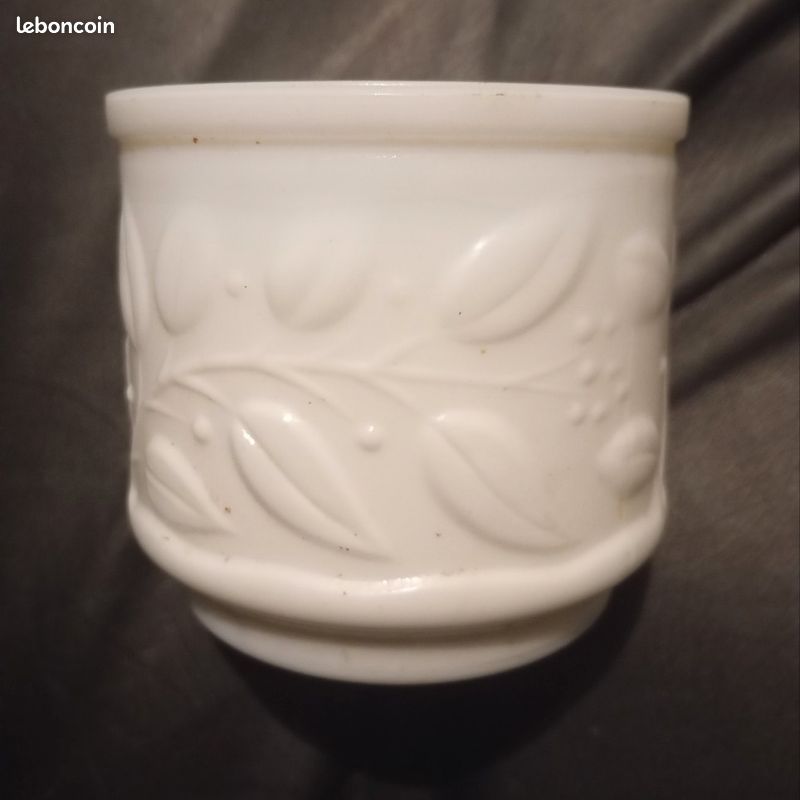 Vase en verre opaline blanc – Décor floral raffiné (image 2)