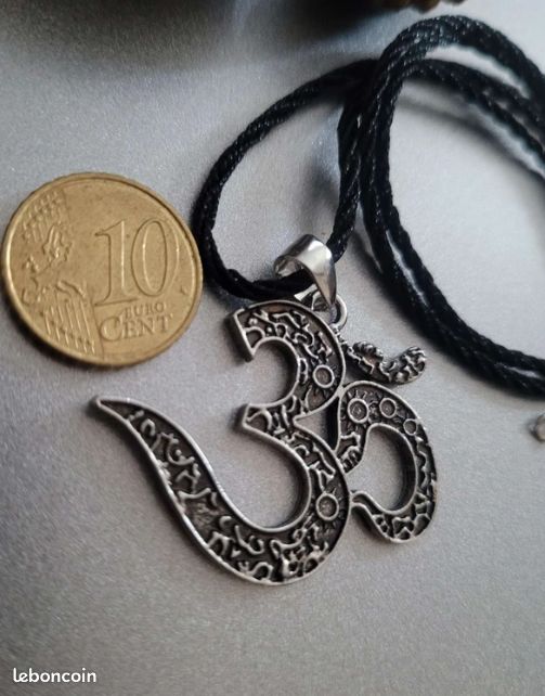 Collier tibétain artisanal – pendentif Om et Yeux de Bouddha