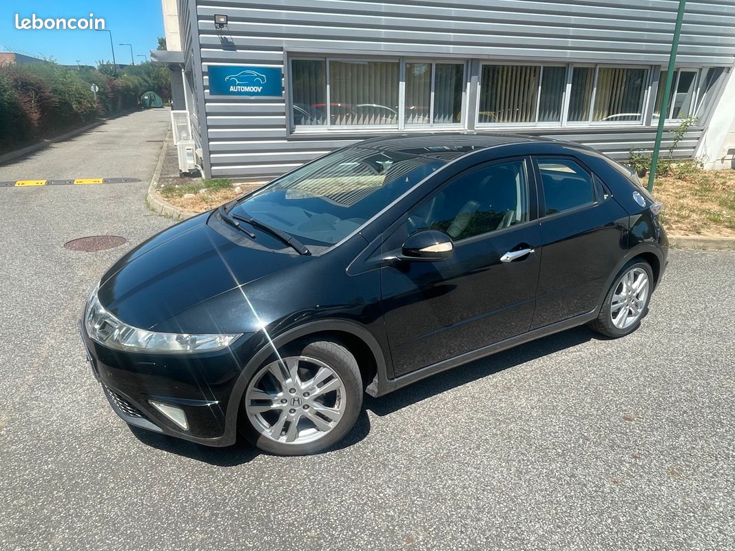 HONDA CIVIC version III (2) moteur 1,8 ESS VTEC 140 ch BVM6 EXECUTIVE NAVI CUIR GPS TELEPHONE TOIT PANORAMIQUE BIP SONOR REGULATEUR + LIMITEUR DE DE VITESSE FEUX AUTO SIEGES CHAUFFANT HISTORIQUE (image 1)