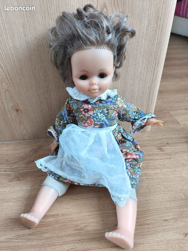 Ensemble de poupées comprenant : - Lot 253 - enchères