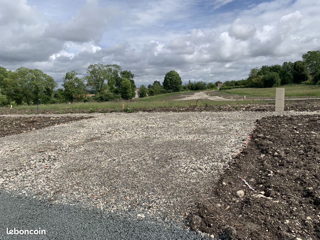 Terrain à bâtir de 342 m2 au prix de 27360 à PREGUILLAC (17) · à Préguillac · 27 360 €