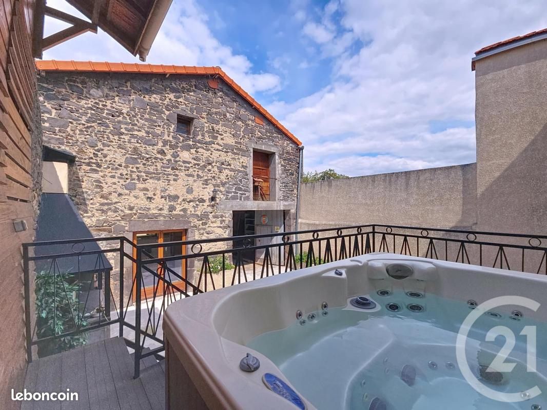 Maison 7 pièces 217 m² · à Mozac · 217 m² · 279 000 €