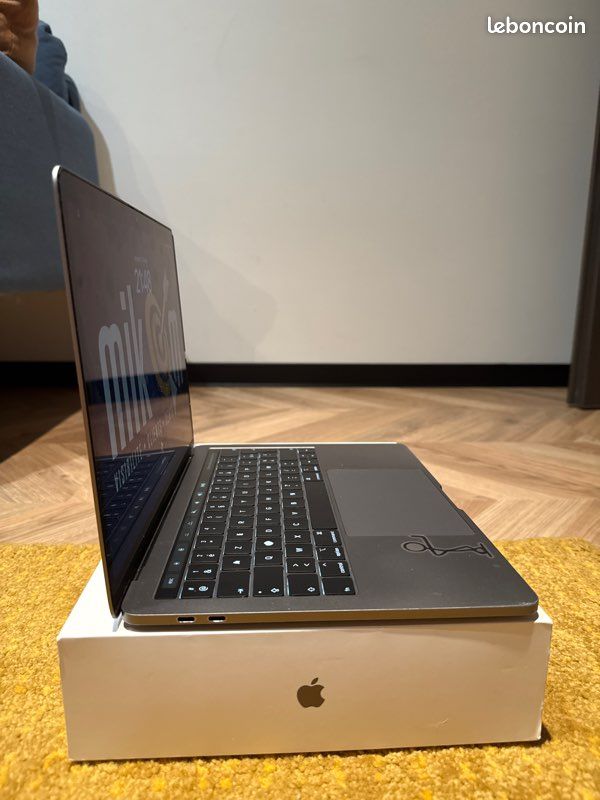 MacBook Pro 13” 2019 – i5 – 8Go – 256Go – Touch Bar – Clavier rétroéclairé (image 2)