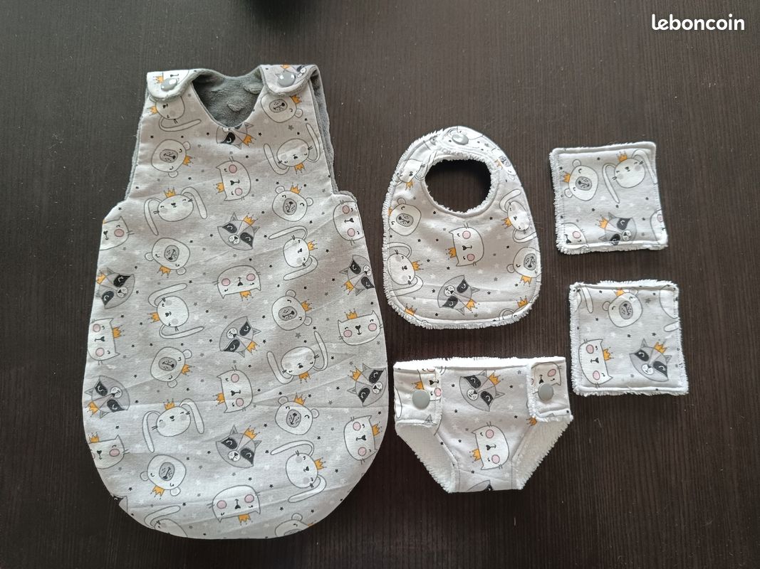 Lot mickey pour poupée / poupon h=30cm : gigoteuse couche bavoir ingettes - Jeux & Jouets Lot mickey pour poupée / poupon h=30cm : gigoteuse couche bavoir ingettes - Jeux & Jouets