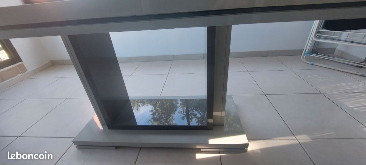 Table grise à récupérer sur place (image 4)