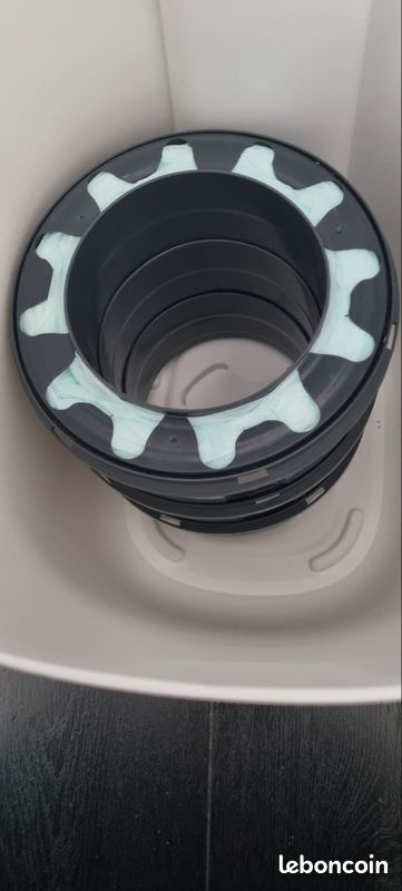 Poubelle à couches Tommee Tippee + 3 recharges – Très bon état (image 2)