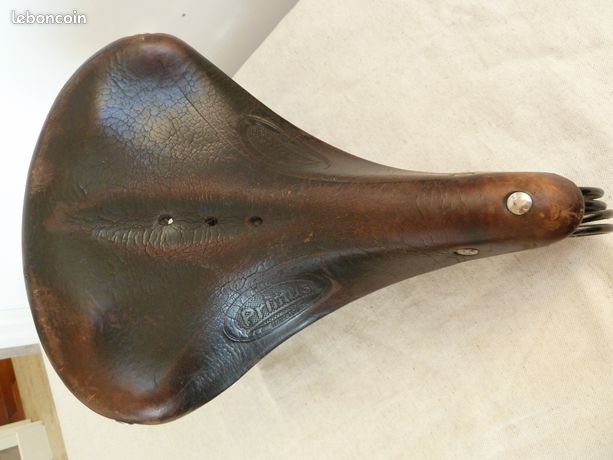 Logo oiseau vol ailes plumes figure hirondelle rétro vintage gravé