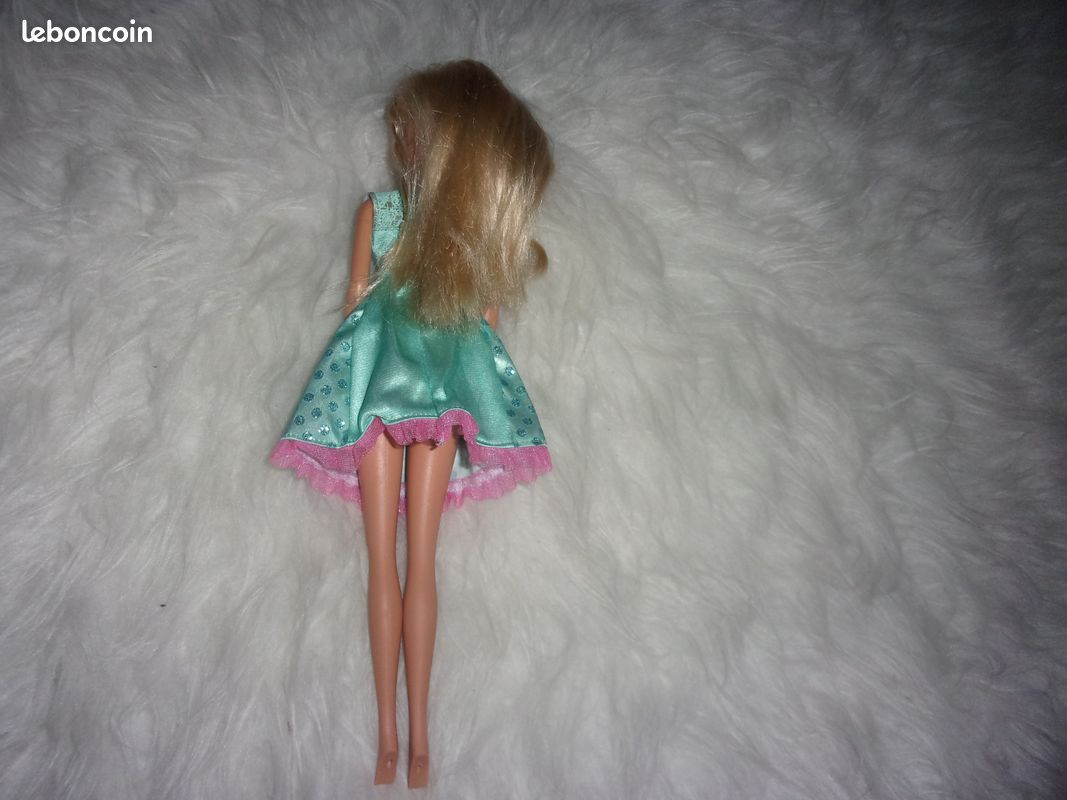 Poupé Barbie, robe bleue pailletée (image 2)