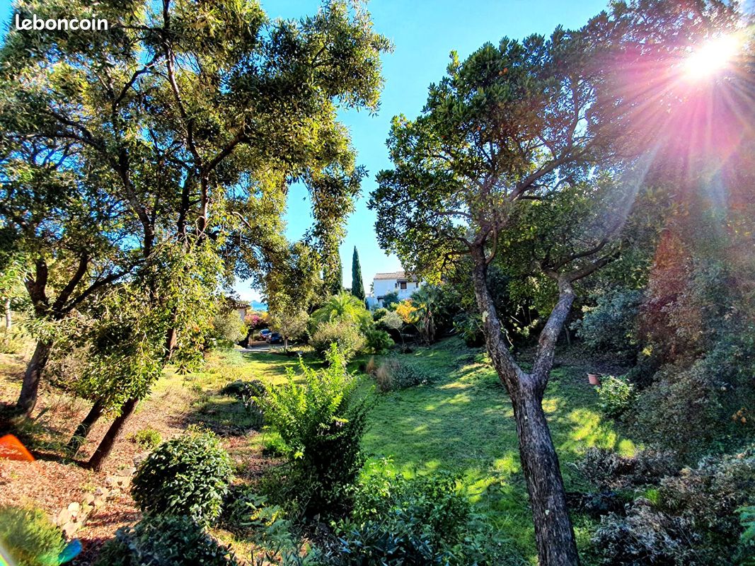 Terrain 1000 m² · à Fréjus · 1 000 m² · 495 000 €