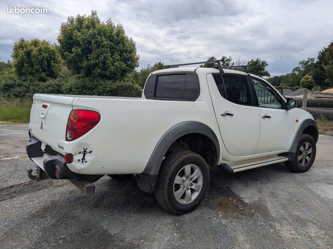 Pick up Mitsubishi L200 blanc 2,5 TD (image 3)