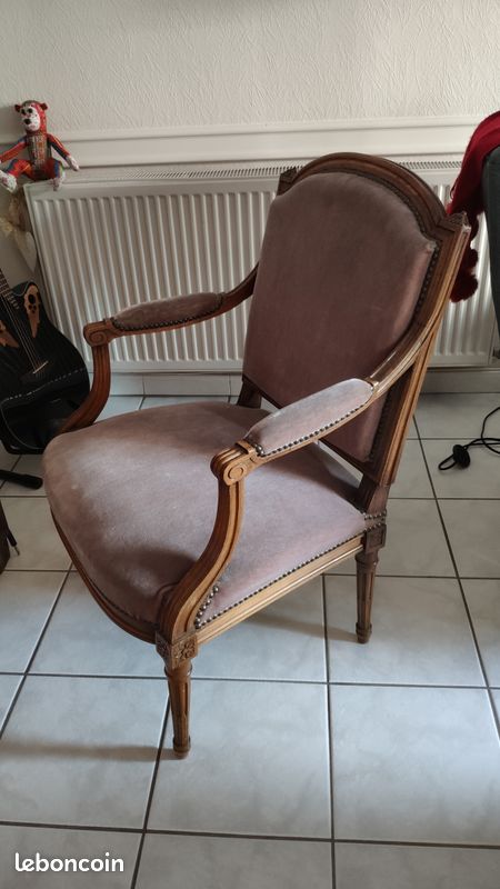 Beau et large fauteuil de style Louis XVI (image 1)