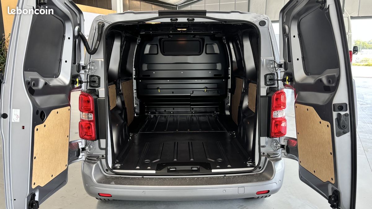 29 990 HT - CITROEN JUMPY M 2.2 180 cv bva PACK PREMIUM CONNECT + CONFORT GRIS ACIER neuf / tva recuperable (image 4)