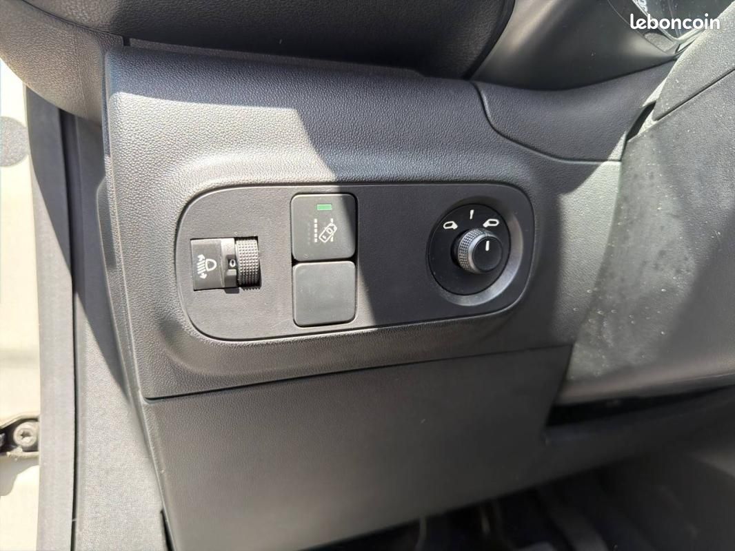 Citroën C3 PureTech 83 S&S BVM5 - YOU (image 18)