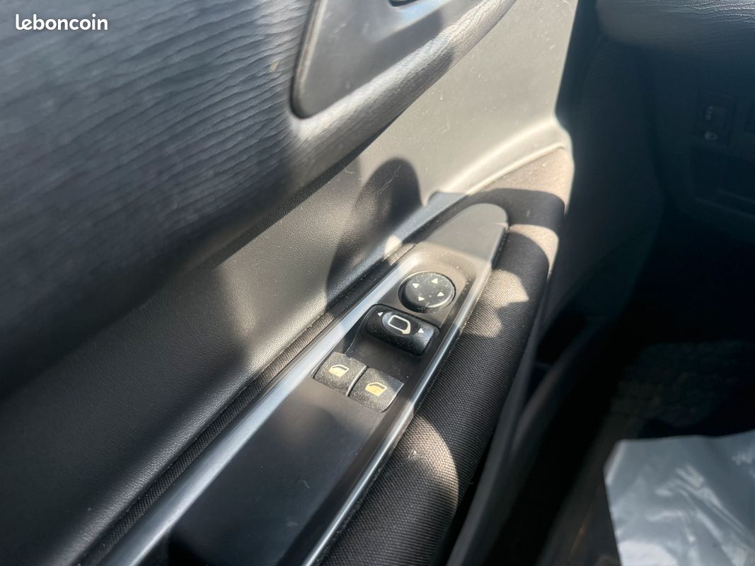 Citroen c4 1.6 hdi 92 confort (image 6)