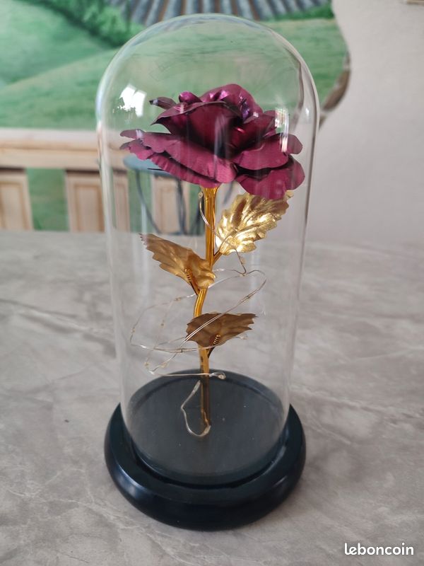 Rose sous globe en verre couleur fushia (image 1)