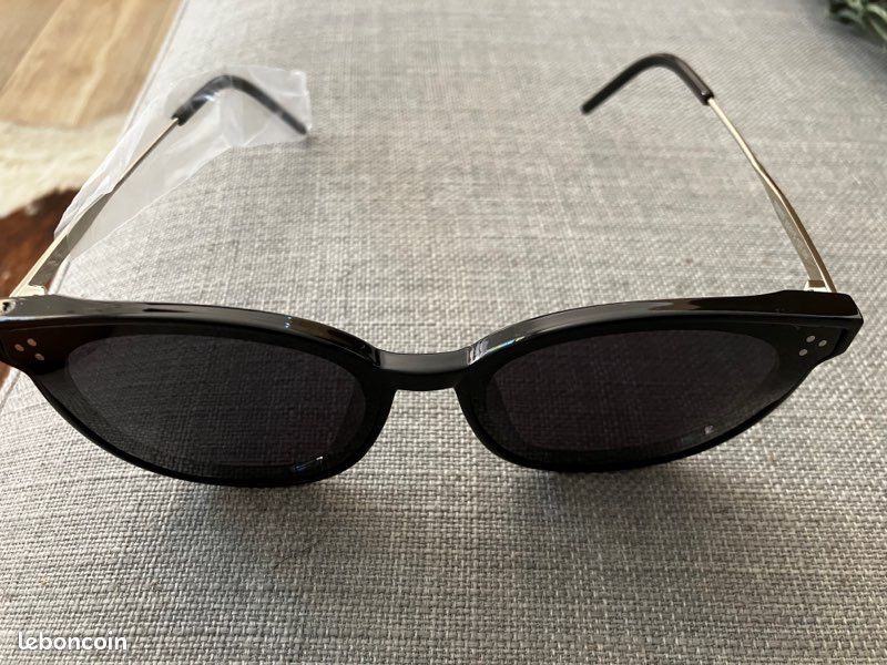 NEUVES Lunettes de soleil avec housse A saisir (image 2)