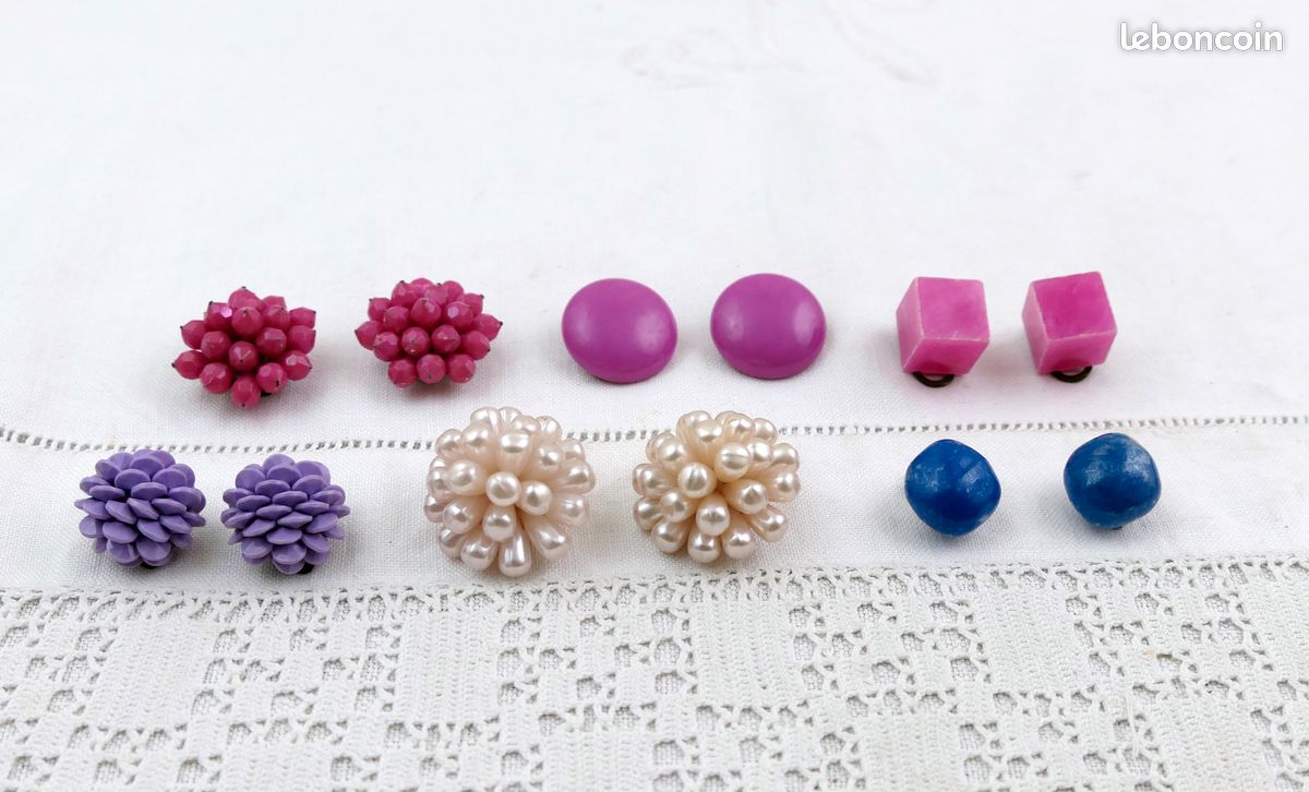 Boucle d'oreille clips vintage petite fleur plastique violet ancien stock