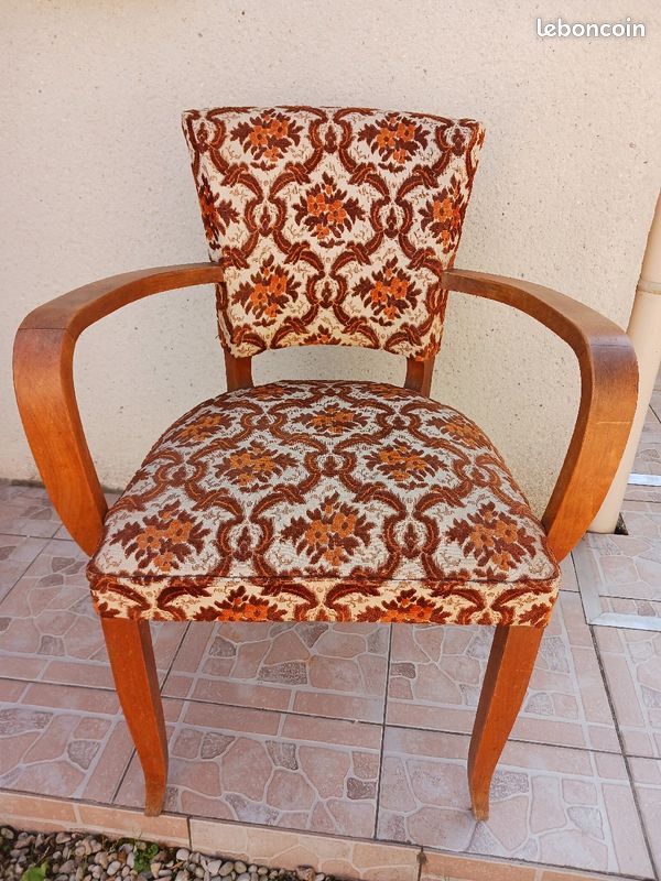 Chaise ancienne / vintage en bois avec dossier et assise en tissu agrafé, brodé motif florale date des années 50/60 (image 1)