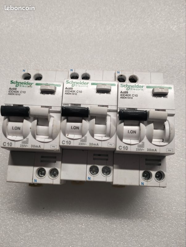 Lot de 3 Disjoncteurs différentiels - 1P+N C 10A 4500A/4,5A 30mA type AC Acti9 (image 1)