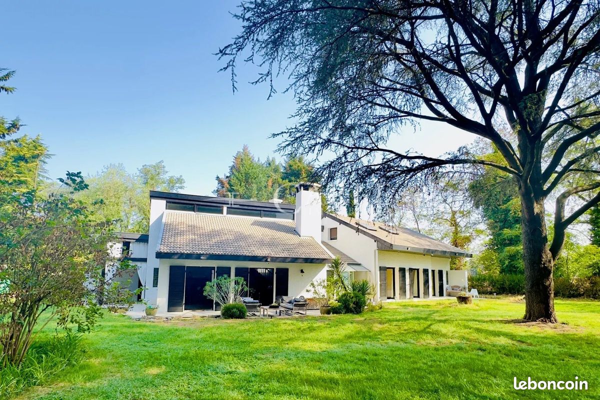Maison 15 pièces 343 m² · à Décines-Charpieu · 343 m² · 1 490 000 €