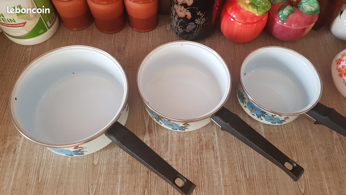 2 ANCIENNES CASSEROLES Emaillees Lustucru Blanche Et Bleu EUR 80,00