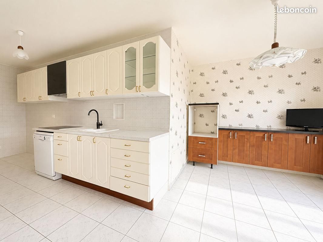 Appartement 5 pièces 101 m² · à Dammarie-les-Lys · 101 m² · 180 000 €