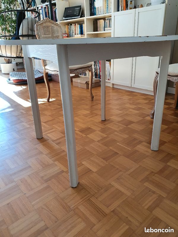 Table ronde blanche en bois (image 2)