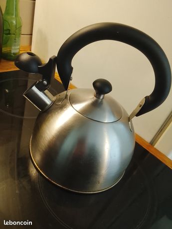 Bouilloire sifflante vintage rétro de 2,6 l avec poignée pratique