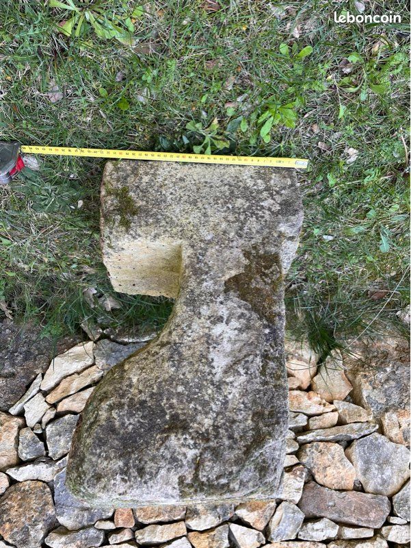 Potence ancienne, jambage en pierre, corbeau (image 10)