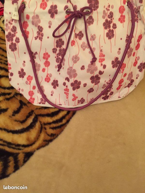 Sac avec petite fleur en couleur (image 1)