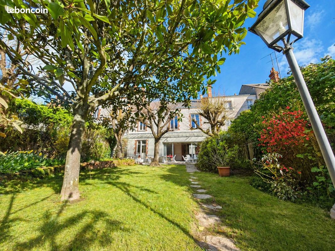 Maison 10 pièces 219 m² · à Tours · 219 m² · 946 400 €
