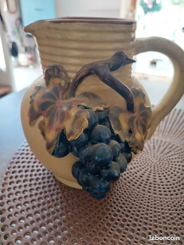 Pichet Ancien PAV France - Décor Raisin En Relief, Superbe état, Signature D'artisan