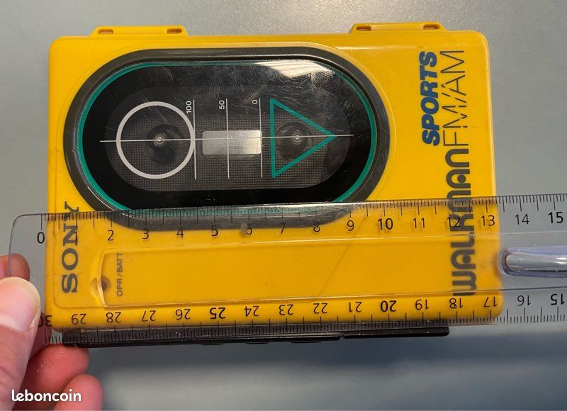 Walkman Sony Sports Radio/Cassette Modèle WM-F35 à réparer partie Walkman Sony Sports Radio/Cassette Modèle WM-F35 à réparer partie