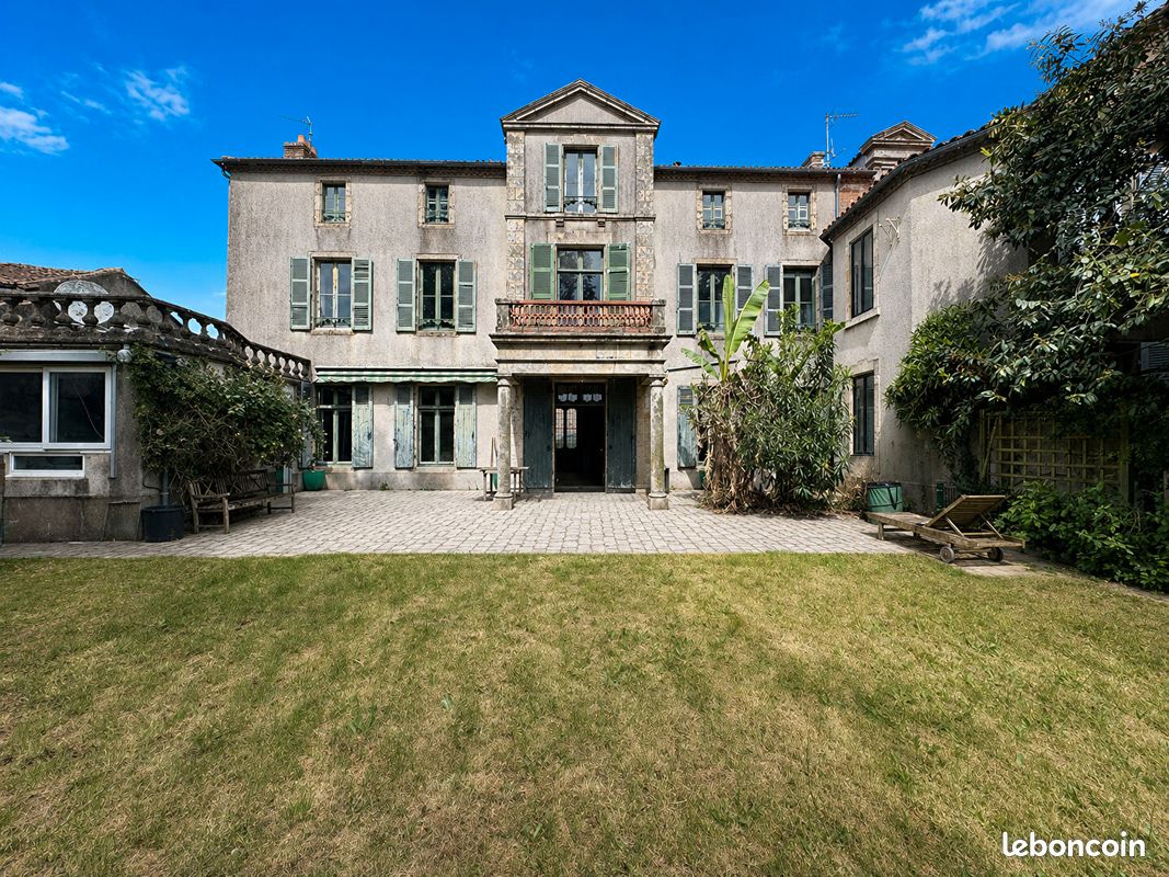 Maison 8 pièces 312 m² · à Bressuire · 312 m² · 265 000 €