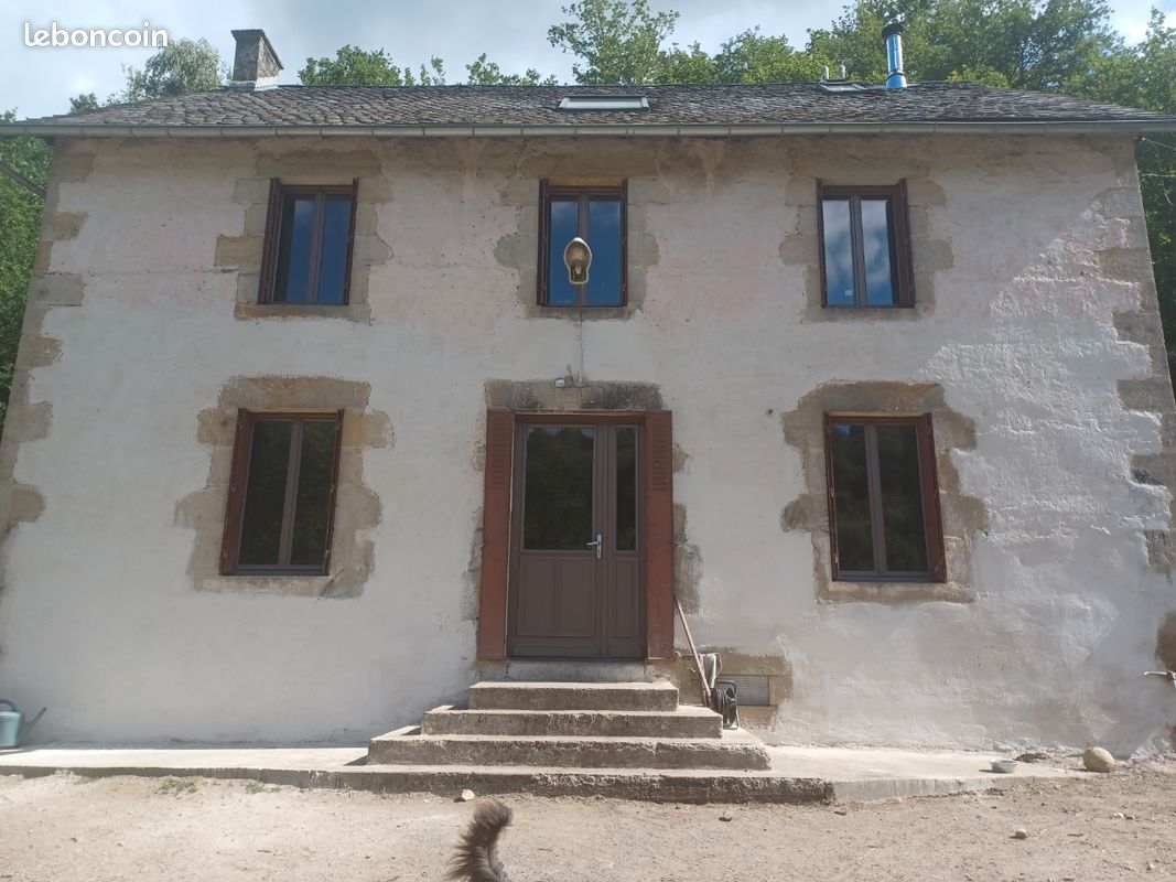 Maison 6 pièces 140 m² · à Bourg-Lastic · 140 m² · 130 000 €
