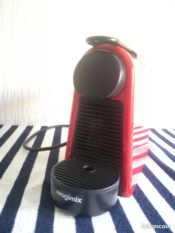 MACHINE À CAFÉ CAFETIÈRE A CAPSULES NESPRESSO MAGIMIX ESSENZA MINI RUBY RED COMPACTE BON ÉTAT (Envoi possible) (image 3)
