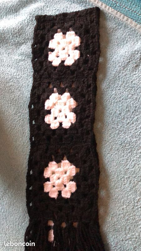 Écharpe en laine réalisée au crochet à la main (image 2)