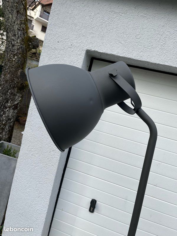 Lampadaire métal gris (image 3)