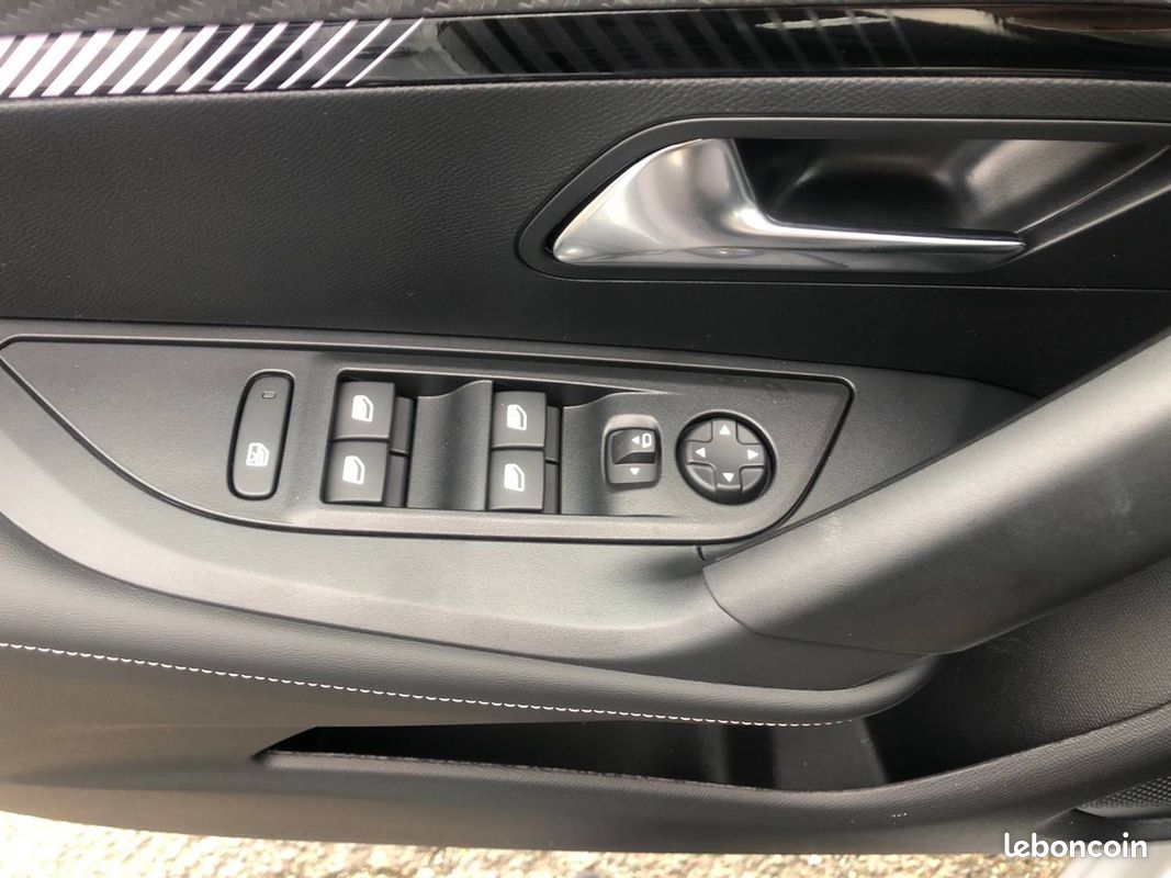 PEUGEOT 2008 Hybrid 145 e-DCS6 Allure (image 13)