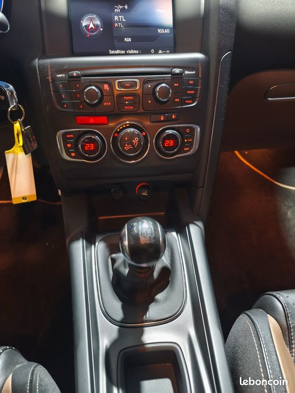 CITROEN DS4 1.6 200ch Sport Chic - 2012 - 104001 km - Faible kilométrage (image 15)
