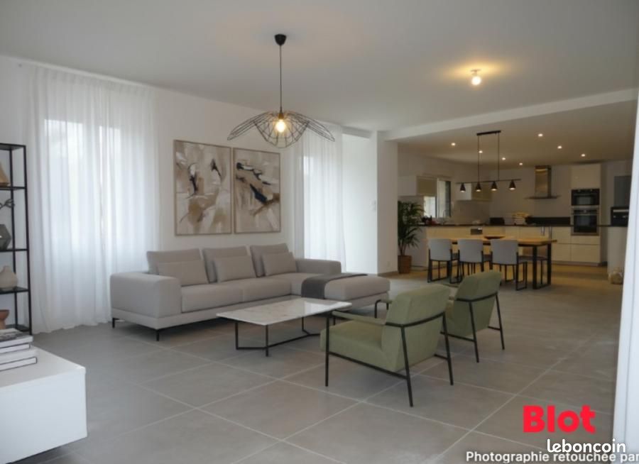 Maison 7 pièces 230 m² · à Pacé · 230 m² · 1 500 €/mois
