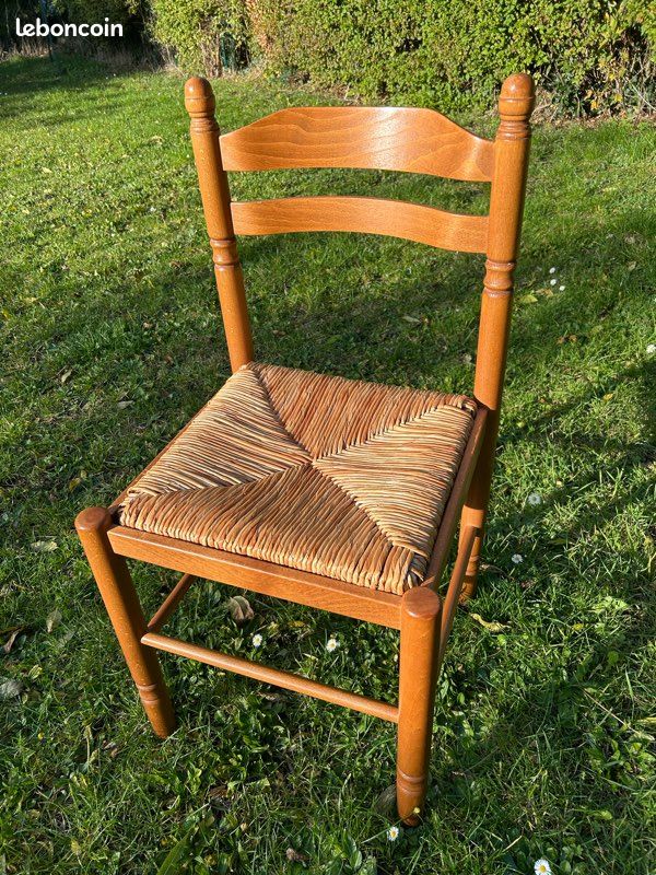 Chaise en bois et paille robuste (image 1)