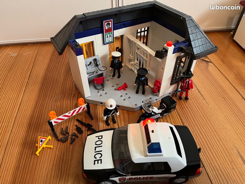 Vends Playmobil commissariat de police avec prison, véhicule d'intervention et hélicoptère sur