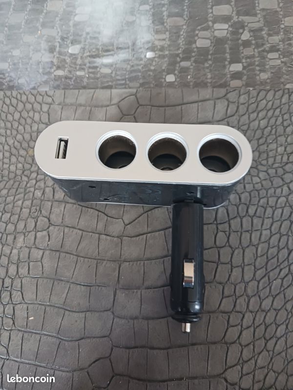 Vends prise allume cigare 3 sorties plus un sortie usb (image 1)