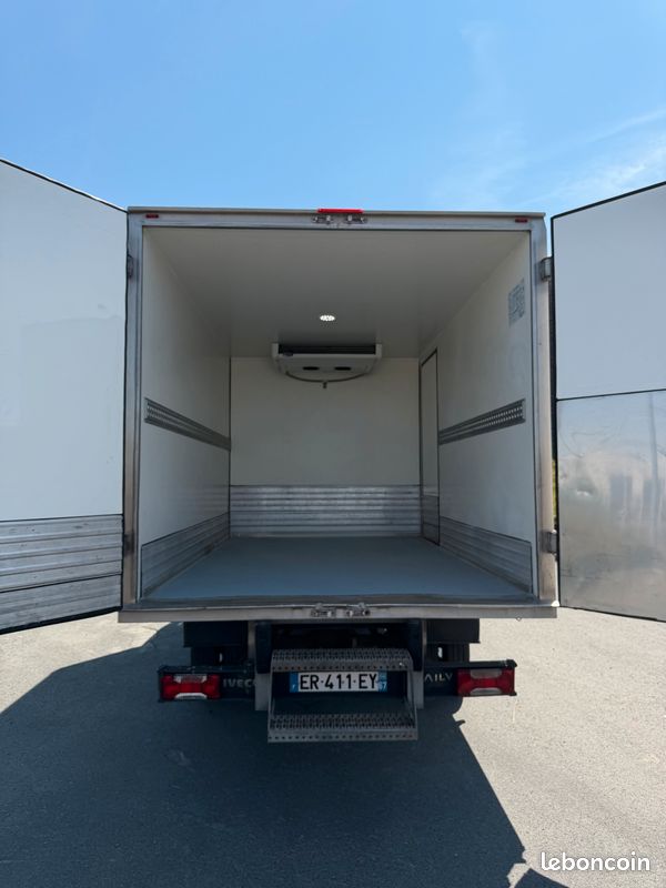Iveco 35C14 caisse frigorifique porte latérale largeur 2.05m (image 3)