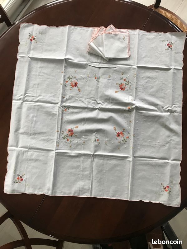Nappe 81 x 81 et 4 serviettes en coton brodées fleurs (image 2)