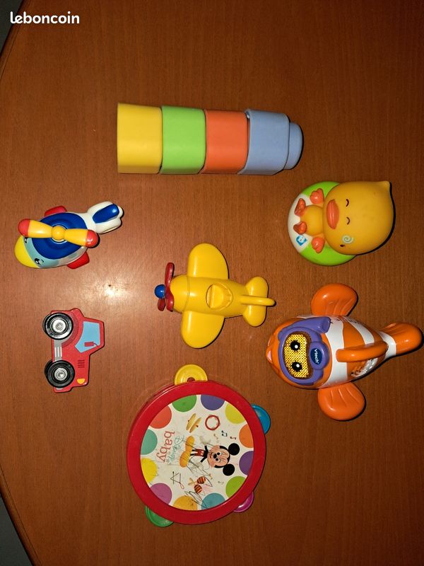 Vend jeux pour le bain, 1 avion, 1 hélicoptère, 1 petite voiture en bois, des petits cubes souple 3 (image 1)